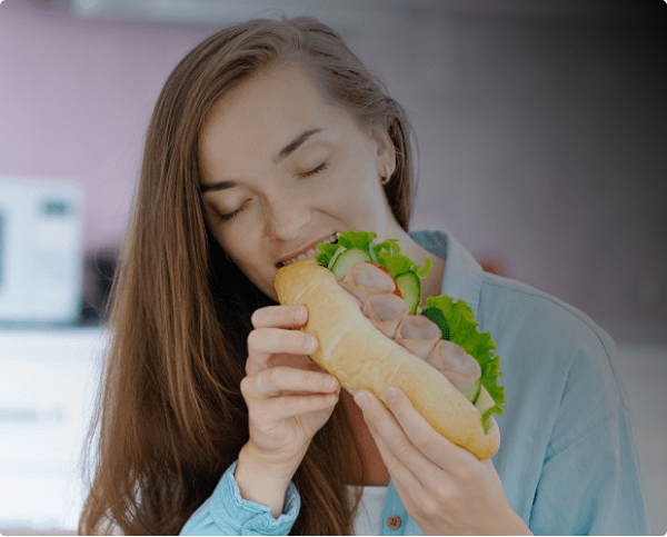 Девушка ест бутерброд 